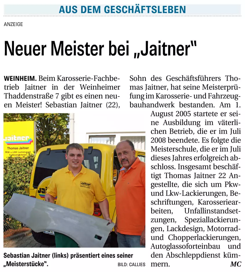 Zwei Männer in gelben Hemden stehen in einem Zeitungsartikel.